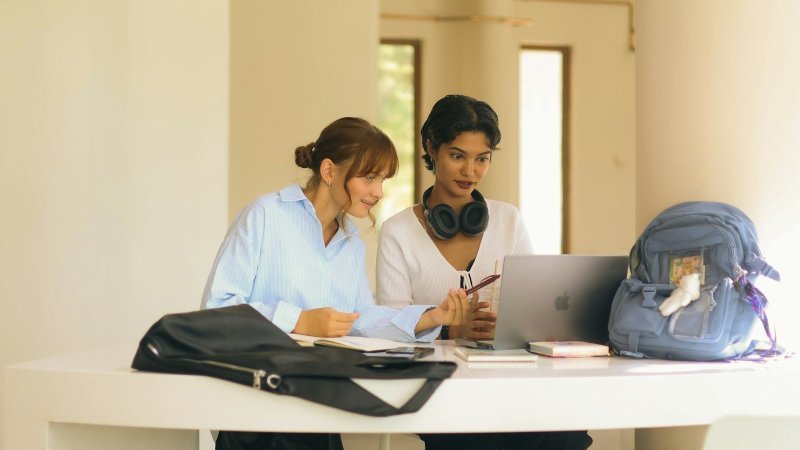 Two graduate students learning how to give peer review feedback in graduate school