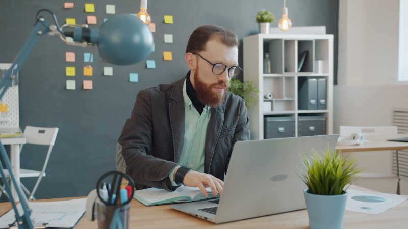 Working professional evaluating faculty support in an online graduate program