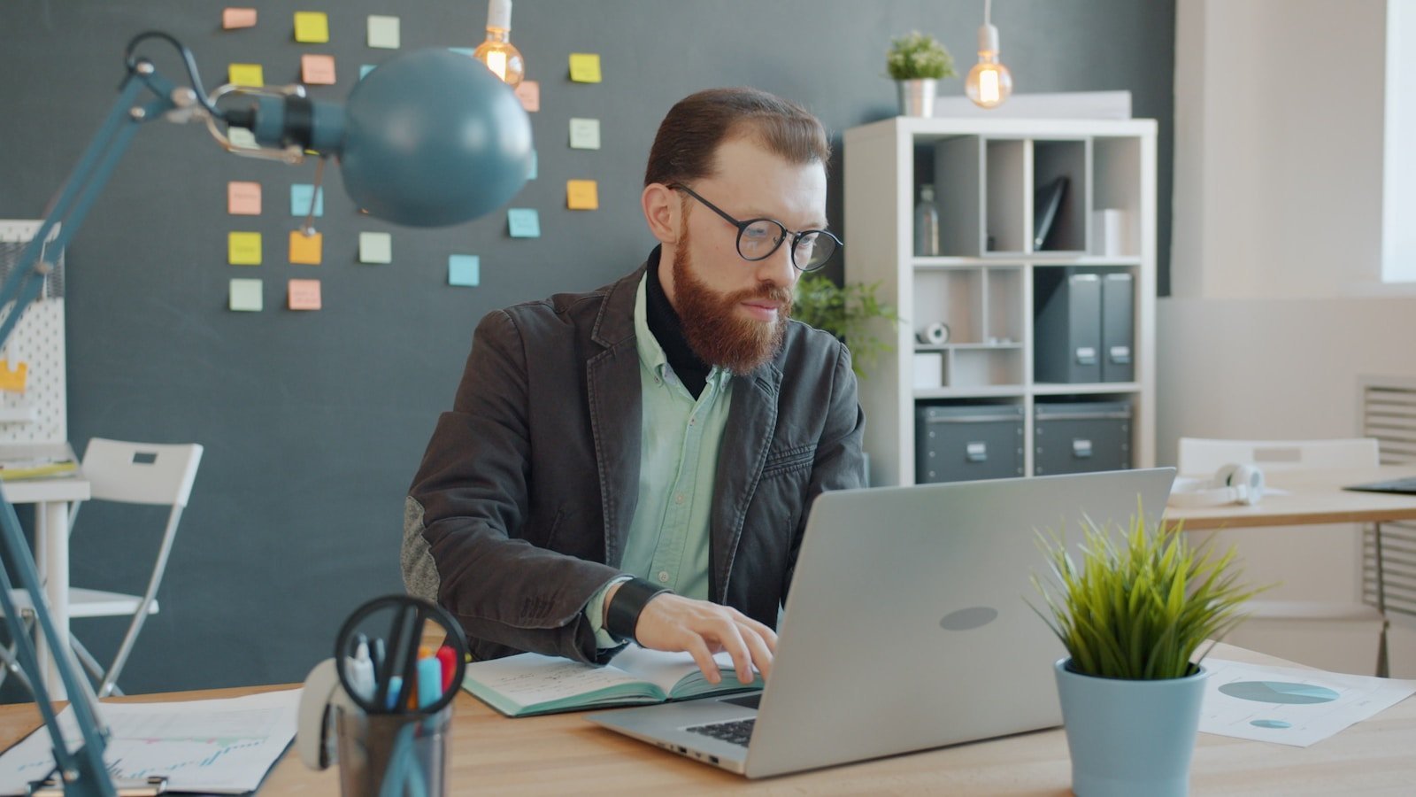 Working professional evaluating faculty support in an online graduate program
